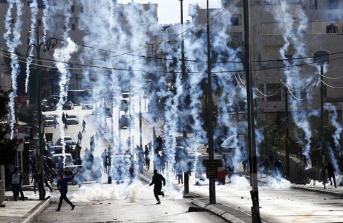 پرتاب گاز اشک آور به سمت جوانان معترض فلسطینی در بیت لحم