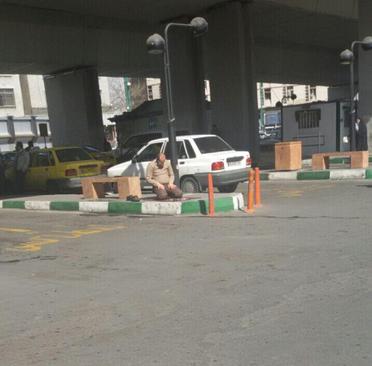 نماز خواندن راننده تاکسی در منطقه پل سیدخندان . تهران
