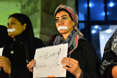 تظاهرات فعالان زن در مقابل انجمن روزنامه نگاران مصر در قاهره علیه خشونت علیه زنان
