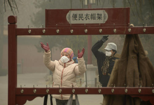 ورزش صبحگاهی در پارکی در پکن و در آلودگی شدید هوا