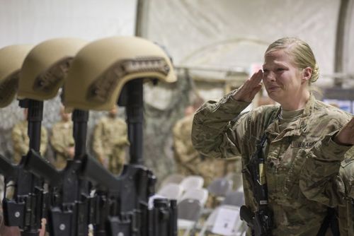 پایگاه هوایی بگرام در افغانستان. ادای احترام سربازان آمریکایی به 6 همرزمشان که در اثر یک حمله انتحاری کشته شده اند 