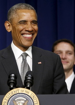 باراک اوباما رئیس جمهور آمریکا به مخاطبان لبخند می زند