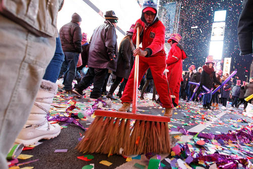 یک کارگر در حال تمیز کردن میدان تایمز پس از جشن شب سال نو - نیویورک، ایالات متحده آمریکا