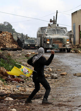 پرتاب سنگ یک فلسطینی به خودرو ارتش اسرائیل در شهر نابلس - فلسطین