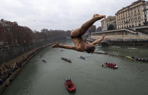 شیرجه این مرد در رودخانه تیبر در رم - ایتالیا