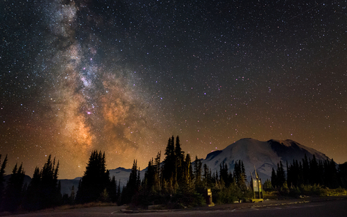 کهکشان راه شیری در بالای کوه رینیر در واشنگتن آمریکا
