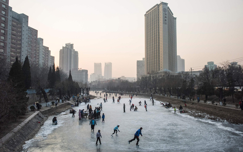 اسکی مردمی روی یک رودخانه یخ زده در پکن - چین