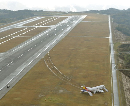 پس از فرود در باند فرودگاه هیروشیما در غرب ژاپن