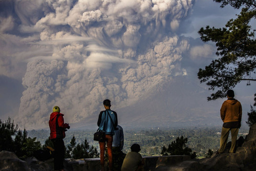 مردم در حال تماشای  فوران آتشفشان در اندونزی