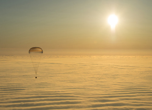 فرود فضانوردان از ایستگاه فضایی بین المللی در قزاقستان