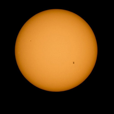 یک تصویر از خورشید روی ایستگاه فضایی بین المللی
