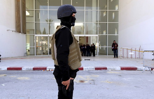 پلیس امنیت در ورودی موزه باردو تونس