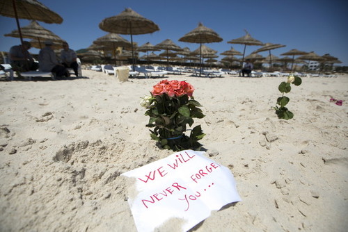 قرار دادن گل به مناسبت گرامیداشت  حمله تروریستی به هتلی در تونس