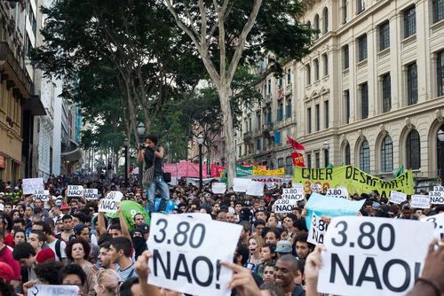 اعتراض هزاران نفری برزیلی ها در شهر سائوپائولو به افزایش 30 درصدی نرخ کرایه حمل و نقل عمومی