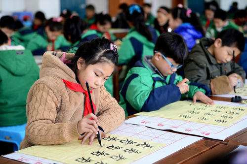 دانش آموزان مدرسه ابتدایی در شهر هِفِی چین در حال تمرین خوش نویسی سنتی چینی