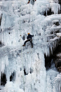 یخ نوردی روی آبشار یخزده