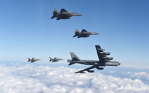 پرواز بمب افکن های استراتژیک بی 52 آمریکا با اسکورت اف 15 های کره جنوبی بر فراز آسمان این کشور