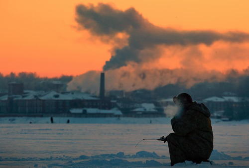 ماهیگیری از رودخانه یخزده ولگا در روسیه