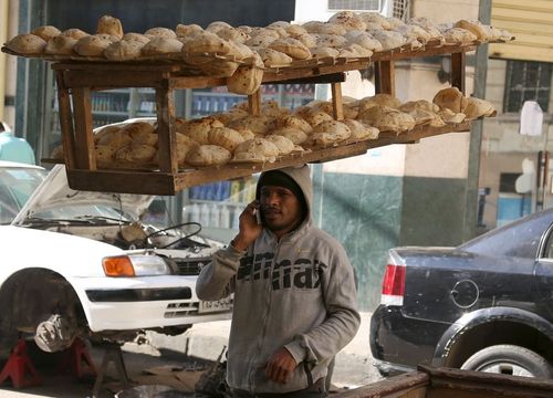 نان فروش دوره گرد مصری در شهر قاهره در حال مکالمه با تلفن همراه