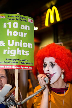 تجمع کارکنان فست فودها در لندن در مقابل شعبه ای از رستوران مک دونالد با درخواست افزایش حقوق کارکنان