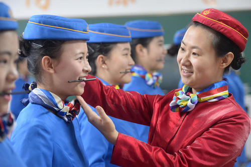 تمرین لبخند برای کارآموزان مهمانداری قطارهای پرسرعت چین