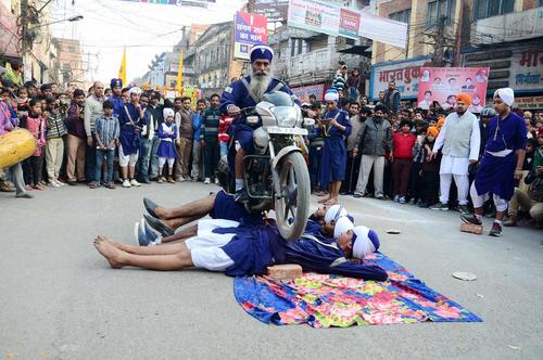 نمایش خیابانی سیک ها در آلله آباد هند