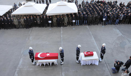مراسم تشییع یک افسر پلیس و دختر 4 ساله اش که در جریان حمله نیروهای پ.ک.ک کشته شده اند – دیاربکر ترکیه