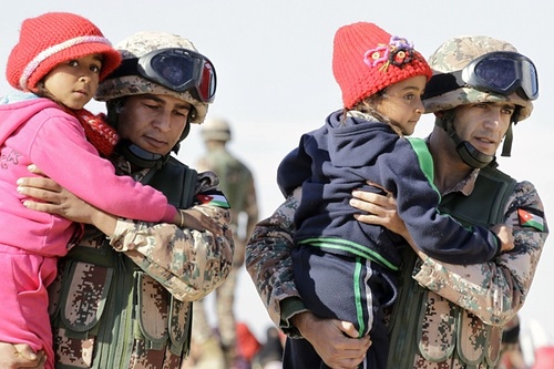 نیروهای نظامی اردن در حال انتقال پناهجویان سوری به داخل خاک اردن