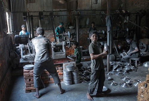 کارگاه تولید ظروف آلومینیومی در شهر داکا بنگلادش
