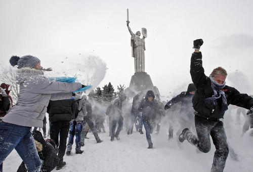 برف بازی جوانان و نوجوانان اوکراینی در محوطه موزه باز جنگ دوم جهانی در شهر کی یف