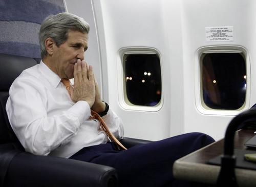 جان کری وزیر امور خارجه آمریکا پس از نشست وین درباره برنامه هسته ای ایران  در هواپیما و در حال صحبت با خبرنگاران