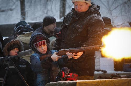 آشنایی کودکان و نوجوانان با سلاح در نمایشگاهی در سن پترز بورگ روسیه