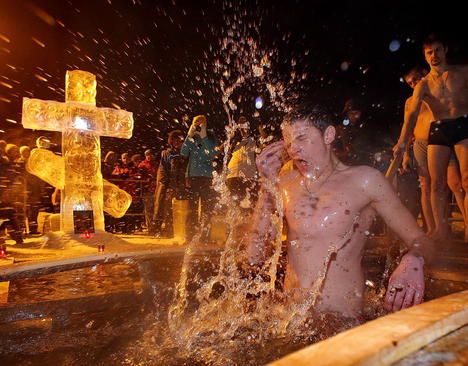 آب تنی مسیحیان ارتدوکس روسی در حوضچه های آب یخ به مناسبت جشن غسل تعمید حضرت مسیح