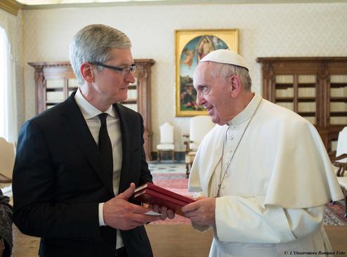 تیم کوک مدیر شرکت اپل در دیدار با پاپ فرانسیس در واتیکان. پاپ پیشتر گفته است از کار با رایانه چیزی نمی داند