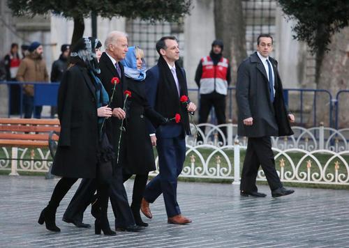 جو بایدن معاون رییس جمهوری آمریکا به همراه همسر و نوه اش در میدان سلطان احمد و در محل حادثه تروریستی اخیر استانبول گل گذاشت 