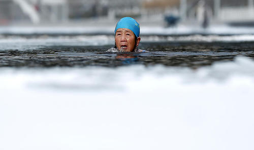 پیرمرد چینی مشغول آب تنی در رود هایهه در شهر بسیار سرد تیانجین در شمال چین