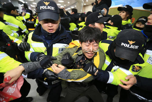 - تظاهرات و تحصن اعضای اتحادیه های کارگری علیه قوانین جدید کار در کره جنوبی – سئول