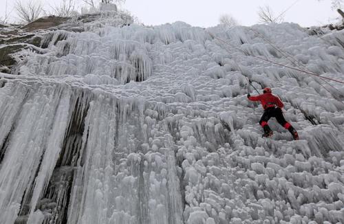 یخ نوردی روی آبشار یخ زده – جمهوری چک