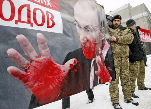تظاهرات مخالفان پوتین در مقابل سفارت روسیه در شهر کی یف اوکراین