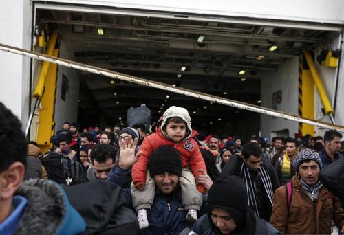 پیاده شدن صدها پناهجوی خاورمیانه ای از کشتی در بندر پیره در نزدیکی شهر آتن یونان