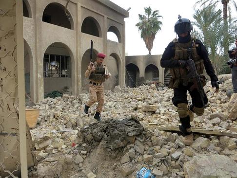 نیروهای عراقی در جال جستجوی یک مسجد بمباران شده از وجود عناصر تروریستی در شهر مقدادیه در 100 کیلومتری شمال شرق بغداد