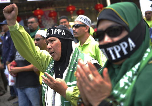 تظاهرات مسلمانان مالزیایی علیه توافق تجاری و امنیتی با آمریکا – کوالالامپور