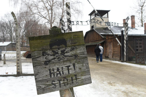 بنای اردوگاه آشویتس در لهستان همزمان با هفتادویکمین سالگرد تعطیلی این اردوگاه پس از شکست آلمان نازی در جنگ دوم جهانی