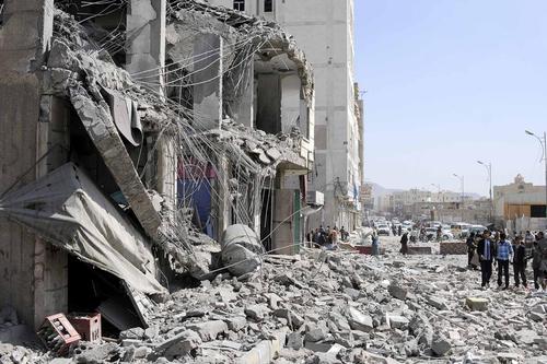 ویرانی خانه یحیا روبید قاضی ارشد یمنی در حمله جنگنده های سعودی به شهر صنعا. در این حمله این قاضی یمنی و 7 تن دیگر کشته شدند