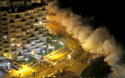 توفان اقیانوسی در ساحل شهر وینا دل مار در شیلی
