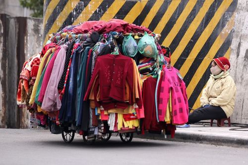 لباس فروش خیابانی در هانوی ویتنام