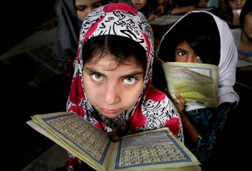 دختران پاکستانی در کلاس آموزش قرآن – کراچی