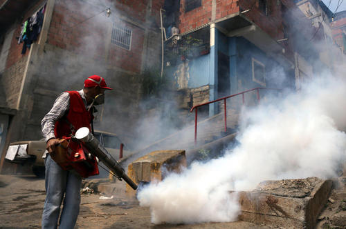 مامور بهداشت در حال اسپری کردن ماده ضد عفونی کننده برای مقابله با ویروس زیکا در شهر کاراکاس ونزوئلا