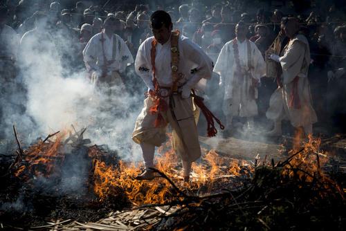 مراسم عبور از آتش در معبدی در اوداوارا ژاپن