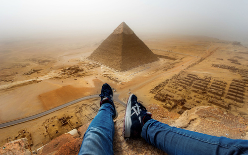 یک توریست آلمانی پس از گرفتن این تصویر از بلندی یکی از سه هرم مصر به پاسگاه پلیس برده شد. او طی 8 دقیقه به ارتفاع 146 متری یکی از هرم ها صعود کرده است. بالا رفتن از اهرام ثلاثه مصر برای توریست ها ممنوع است
